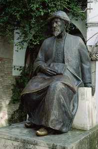 Statue av Moses Maimonides (1135-1204)