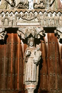 Vestportalen med statue av Madonna og barn og relieff av den siste dommen