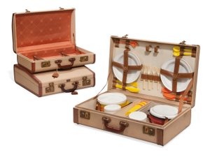 To kofferter og en piknikkurv, Loewe, midten av 1900-tallet (lerret, lær, messing og plast) av Spanish School