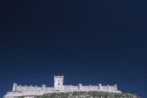Utsikt over slottet fra elvedalen Duero av Spanish School
