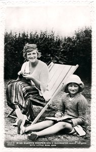Gladys Cooper 1888-1971, engelsk skuespillerinne, med datteren Joan, tidlig på 1900-tallet.