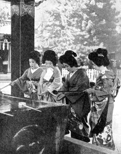 Japanske kvinner vasket hendene før de gikk inn i et tempel, 1936.