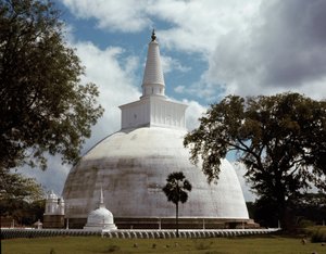 Utsikt over Ruwanwelisaya stupa av Sri Lankan School