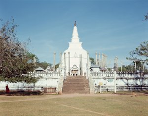 Utsikt over Thuparama Dagoba, Ruwanweli Seya av Sri Lankan School
