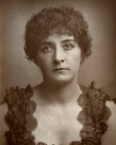 Julia Gwynne , britisk operasanger og skuespillerinne, 1884