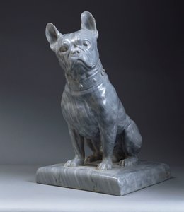 En grå marmorfigur av en mops (grå marmor) av Stanislas Lami