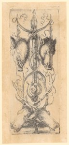 Ornamentalt panel med to villsvinhoder øverst, to hjortehoder nederst og et horn i midten, blad 8 fra serien «Ornamenter eller grotesker» av Stefano della Bella