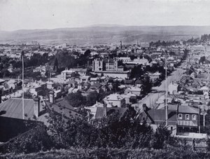 Launceston: Utsikt fra Upper Brisbane Street, med utsikt over Brisbane og Paterson Streets, State High School i sentrum (s/hv-bilde) av Stephen Spurling