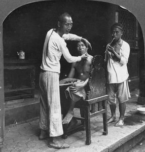 En kinesisk frisør i Bhamo, Burma, 1908