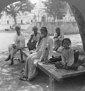 En sosial drink kaffe, Mandalay, Burma, 1908. av Stereo Travel Co