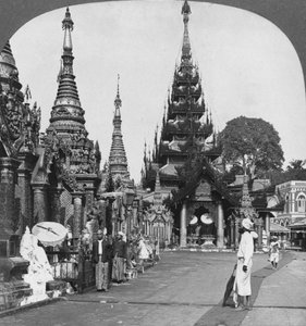 Langs plattformen til den sørlige oppstigningen, Shwedagon Pagoda, Rangoon, Burma, 1908