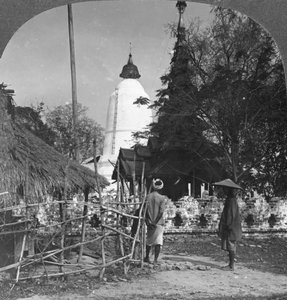 En paraplyformet pagode, Bhamo, Burma, 1908 av Stereo Travel Co