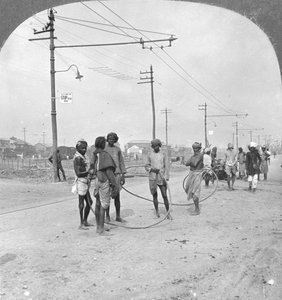 Menn i ferd med å trekke en tung last, Rangoon, Burma, 1908 av Stereo Travel Co