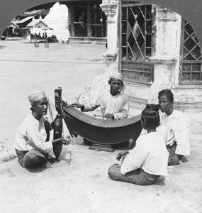 Musikere, Shwedagon Pagoda, Rangoon, Burma, 1908
