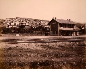Stasjonshus og landsbyen Mallakah på jernbanelinjen Beirut til Damaskus (bilde) av Studio Bonfils