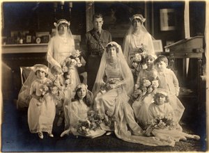 Gruppebryllupsportrett av Lady Blanche Cavendish og oberst Ivan Murray Guards Chapel, Lansdowne House, 21. april 1919 (s/hvitt-bilde)
