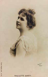 Portrett av den franske sangeren Paulette de Bardy, kjent som Paulette Darty; postkort