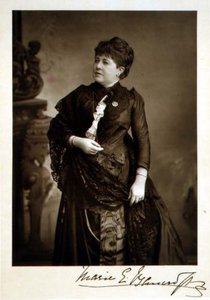 Marie Effie Wilton Bancroft (1839-1921), skuespillerinne og teatersjef, portrettfotografi (s/hvitt-foto)