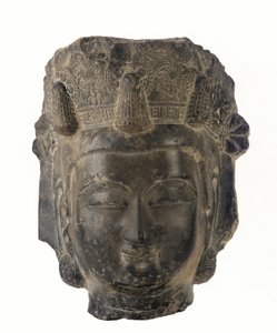 Hodet til en bodhisattva, 581-618 (mørkegrå kalkstein) av Sui Dynasty Chinese School