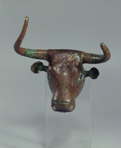 Hodet til en okse, med kongelig sumerisk inskripsjon, feste for et møbel eller for en harpe, fra Telloh (gamle Girsu) tidlig dynastiske periode, ca. 2500-2400 f.Kr. (kobber) (se også 208504)