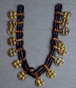 Sumerisk kunst: halskjede med gullanheng og lapis lazuli-perler brukt til bryllupet. Fra de kongelige gravene på stedet Ur. 2600-2500 f.Kr. Dim. 41 cm National Iraq Museum Bagdad