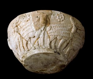 Sumerisk kunst: kalkstein skåret ut fra beliers-relieffer. 3000 f.Kr. Dim 9 x diam 22 cm Bagdad, National Iraq Museum av Sumerian Sumerian