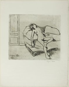 Louise naken på en sofa