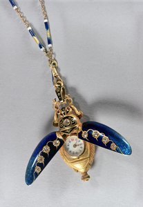 Scarab-formet anhengsklokke med jegerhus, Chaux-de-Fonds, 1890-tallet (gull, kobberlegeringer, slipte diamanter, rubiner og emalje)