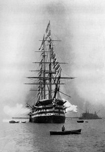 HMS Duke of Wellington avfyrte en Royal Salute som flaggskip i Portsmouth, Hampshire, 1896. av Symonds and Co