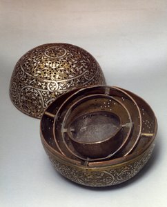 Orientalsk kunst: Burle-parfyme (brenn-parfymer) eller håndvarmer (håndvarmer) fra Syria, sent på 1400-tallet, begynnelsen av 1500-tallet. Kobberlegering hamret med gravdekor, pierces, innlagt med gull, sølv og sort pasta. Paris, Musée du Louvre