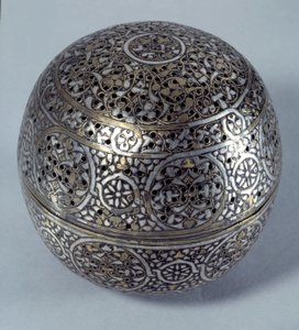 Orientalsk kunst: Frule-parfyme (brenn-parfyme) eller håndvarmer (håndvarmer) fra Syria, slutten av 1400-tallet, begynnelsen av 1500-tallet. Kobberlegering hamret med gravdekor, pierces, innlagt med gull, sølv og sort pasta. Paris, Louvre-museet