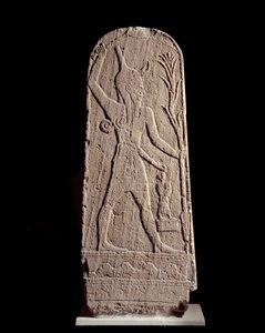 Orientalsk kunst: stele av guden Baal i lyn. (Gud kriger beskytter kongen) Skulptur fra det 15. århundre f.Kr., Syria. Paris, Musée du Louvre
