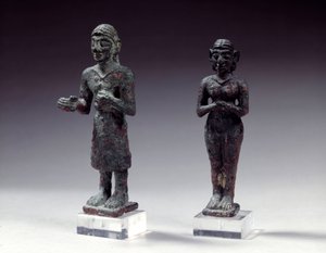 Statuetter av tilbedere og gudinne i bronse, fra Syria 2300-2000 f.Kr. Paris, Louvre-museet