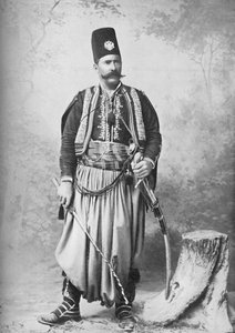 En syrer i sitt fulle kostyme, 1902 av T. R. Dumas and Son
