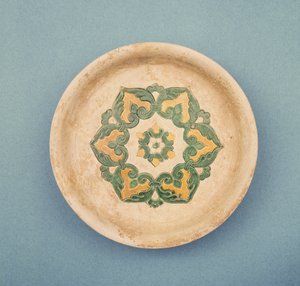 Kinesisk serveringsfat, med innskårne linjer for å forhindre at fargen renner, Tang-dynastiet, 618-906 (keramikk)