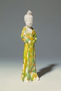 Sancai blek keramikkfigur av en stående hoffdame, Tang-dynastiet (keramikk)
