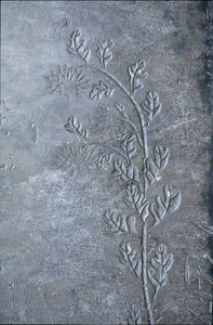 Stele gravert med en krisantem, blomster og blader, 618-907 (stein) av Tang Dynasty Chinese School