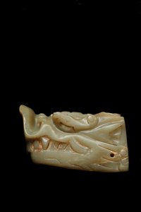 Junkunc Jade Dragon Head av Tang Dynasty Chinese School