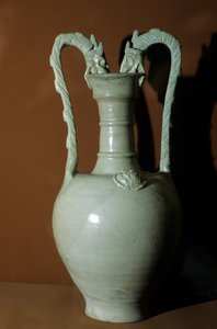 Vase med hvit glasur, doble dragehåndtak, dekorert med blomster i relieff på magen, 618-907 av Tang Dynasty Chinese School