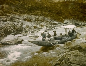 En båt i strykene i Hozu-elven, Kyoto cirka 1900–1915 (fotografi)