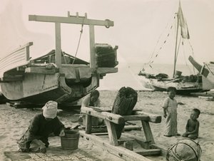 En fiskerfamilie i Japan cirka 1900–1915 (fotografi)