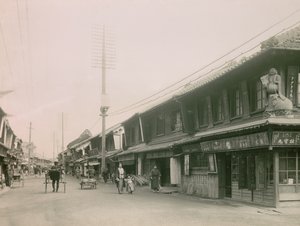 En handlegate i Motomachi-distriktet i Kobe, cirka 1900–1915 (fotografi)