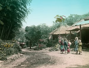 Barn som leker i gaten på veien til Miyanoshita ca. 1900–1915 (fotografi) av Teijiro Takagi