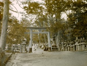 Inngang til lanternehelligdommen i Kasauga Taisha-parken, Nara, ca. 1900–1915 (fotografi)
