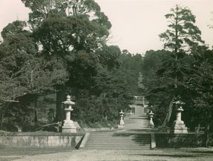 Steintrapp som fører til Hideyoshi Toyotomis grav, Kyoto ca. 1900–1915 (fotografi)