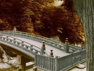 Shinkyo (den hellige broen) i byen Nikko, ca. 1900–1915 (fotografi) av Teijiro Takagi