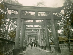 Torii i Inari-helligdommen i Kyoto, cirka 1900–1915 (fotografi)