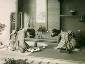 To japanske kvinner i tradisjonell drakt hilser på hverandre før teseremonien, ca. 1900–1915 (fotografi) av Teijiro Takagi