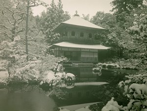 Utsikt over Ginkaku-ji under snøen i Kyoto, cirka 1900–1915 (fotografi) av Teijiro Takagi