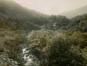 Utsikt over landsbyen Miyanoshita i Hakone-fjellene, cirka 1900–1915 (fotografi) av Teijiro Takagi
